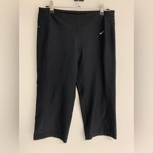NIKE women’s cropped leggings